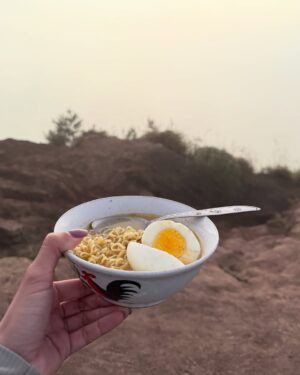 Nasya Marcella Instagram - Pelan-pelan ke checklist lagi daftar Gunung yang sudah di daki 🌄
Gunung Batur ini nggak susah sih tapi buat aku yang suka sesek kalo berangkat nya dari subuh untuk liat sunrise, punya tantangan tersendiri. Kira2 2,5 jam dari penginapan (Toteme Glamping) untuk sampai summit. Perjalanan dibantu oleh @gunungbaturtrekking yang menyiapkan alat2 nya serta sarapan diatas ☺️
Diatas juga ketemu beberapa monyet baik 🐒🐒🐒