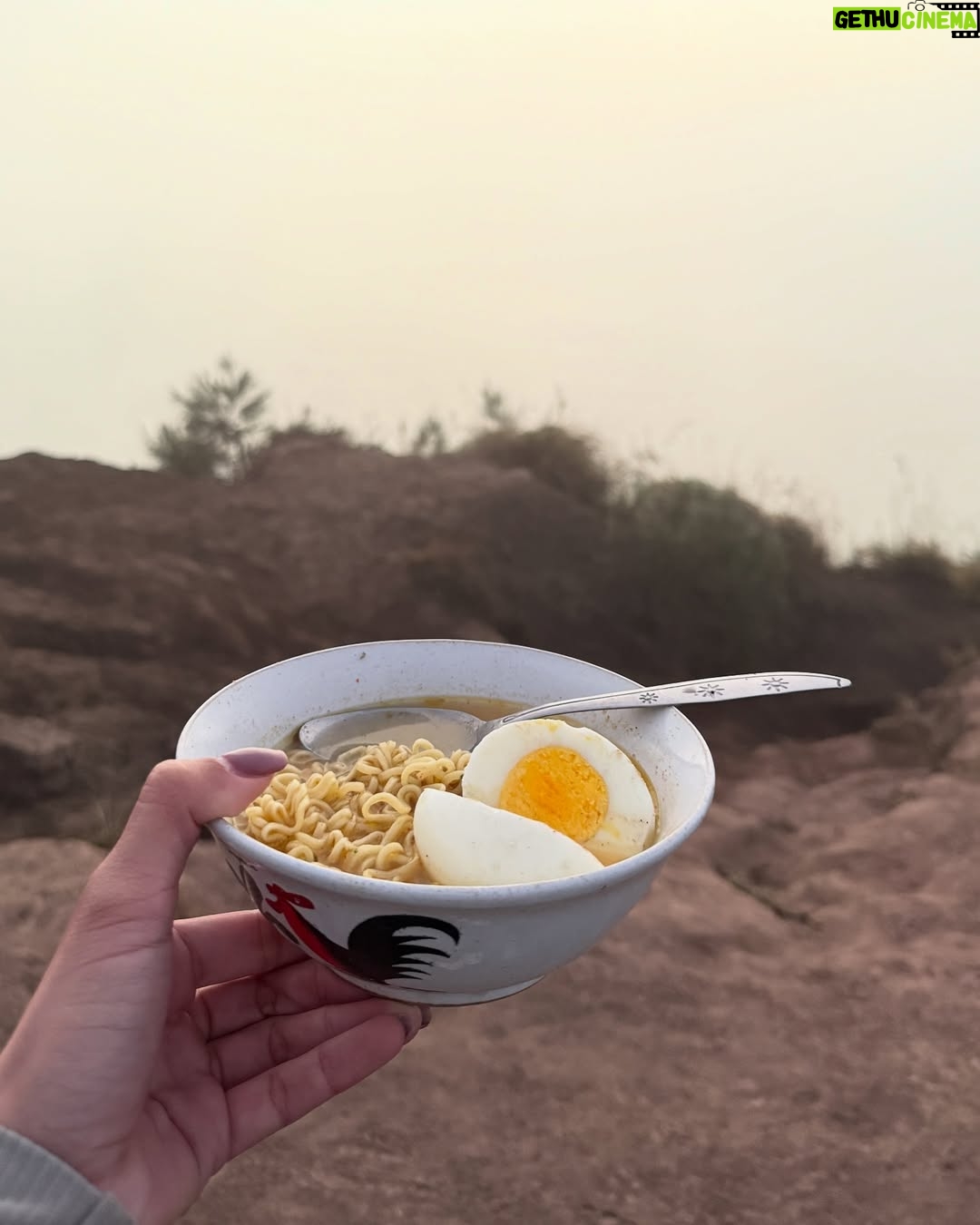 Nasya Marcella - 3 Likes - Pelan-pelan ke checklist lagi daftar Gunung yang sudah di daki 🌄

Gunung Batur ini nggak susah sih tapi buat aku yang suka sesek kalo berangkat nya dari subuh untuk liat sunrise, punya tantangan tersendiri. Kira2 2,5 jam dari penginapan (Toteme Glamping) untuk sampai summit. Perjalanan dibantu oleh @gunungbaturtrekking yang menyiapkan alat2 nya serta sarapan diatas ☺️ 

Diatas juga ketemu beberapa monyet baik 🐒🐒🐒