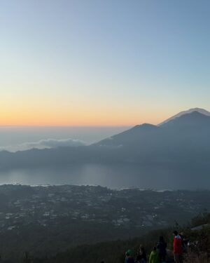Nasya Marcella Instagram - Pelan-pelan ke checklist lagi daftar Gunung yang sudah di daki 🌄
Gunung Batur ini nggak susah sih tapi buat aku yang suka sesek kalo berangkat nya dari subuh untuk liat sunrise, punya tantangan tersendiri. Kira2 2,5 jam dari penginapan (Toteme Glamping) untuk sampai summit. Perjalanan dibantu oleh @gunungbaturtrekking yang menyiapkan alat2 nya serta sarapan diatas ☺️
Diatas juga ketemu beberapa monyet baik 🐒🐒🐒