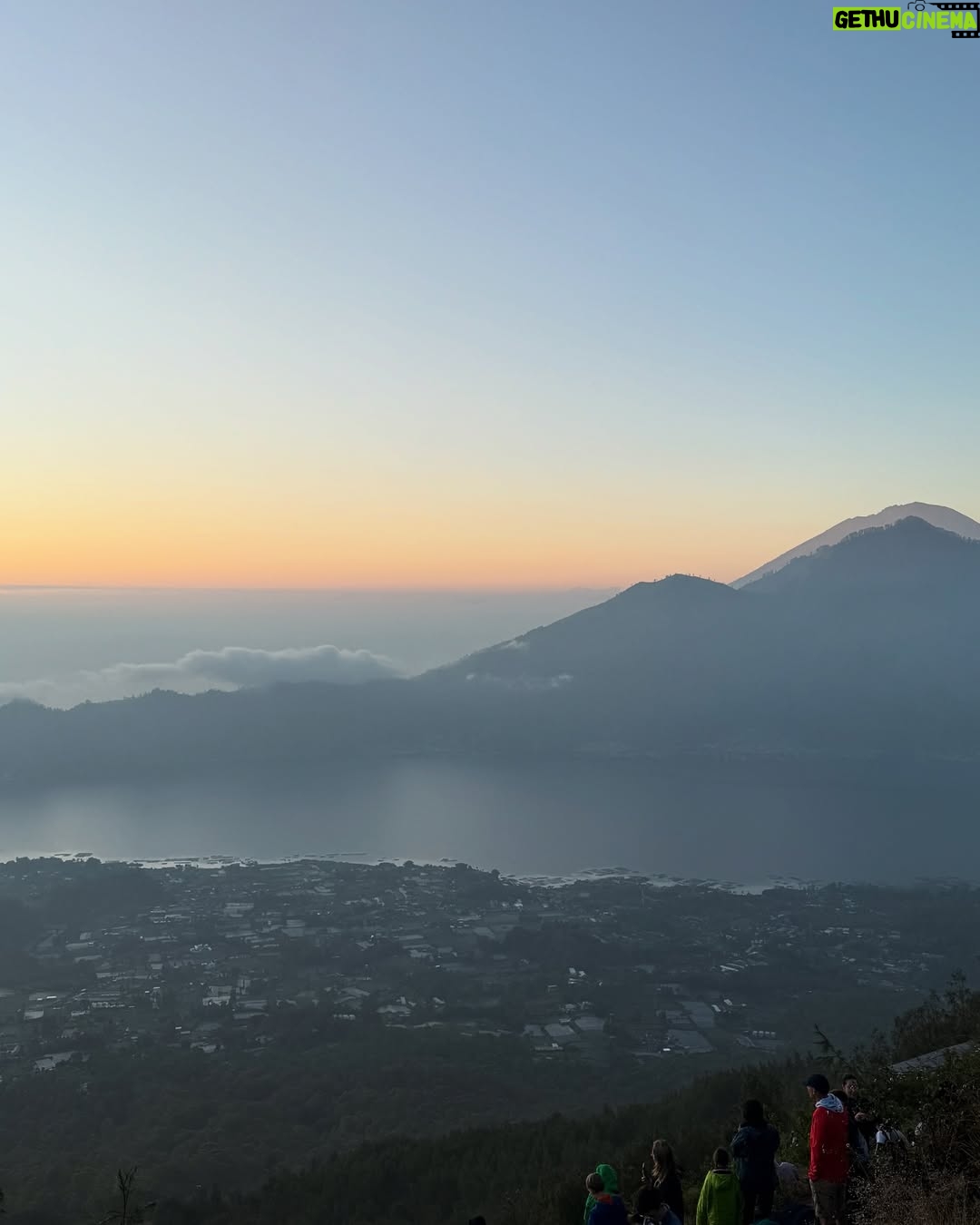 Nasya Marcella - 3 Likes - Pelan-pelan ke checklist lagi daftar Gunung yang sudah di daki 🌄

Gunung Batur ini nggak susah sih tapi buat aku yang suka sesek kalo berangkat nya dari subuh untuk liat sunrise, punya tantangan tersendiri. Kira2 2,5 jam dari penginapan (Toteme Glamping) untuk sampai summit. Perjalanan dibantu oleh @gunungbaturtrekking yang menyiapkan alat2 nya serta sarapan diatas ☺️ 

Diatas juga ketemu beberapa monyet baik 🐒🐒🐒