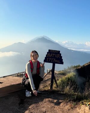 Nasya Marcella Instagram - Pelan-pelan ke checklist lagi daftar Gunung yang sudah di daki 🌄
Gunung Batur ini nggak susah sih tapi buat aku yang suka sesek kalo berangkat nya dari subuh untuk liat sunrise, punya tantangan tersendiri. Kira2 2,5 jam dari penginapan (Toteme Glamping) untuk sampai summit. Perjalanan dibantu oleh @gunungbaturtrekking yang menyiapkan alat2 nya serta sarapan diatas ☺️
Diatas juga ketemu beberapa monyet baik 🐒🐒🐒