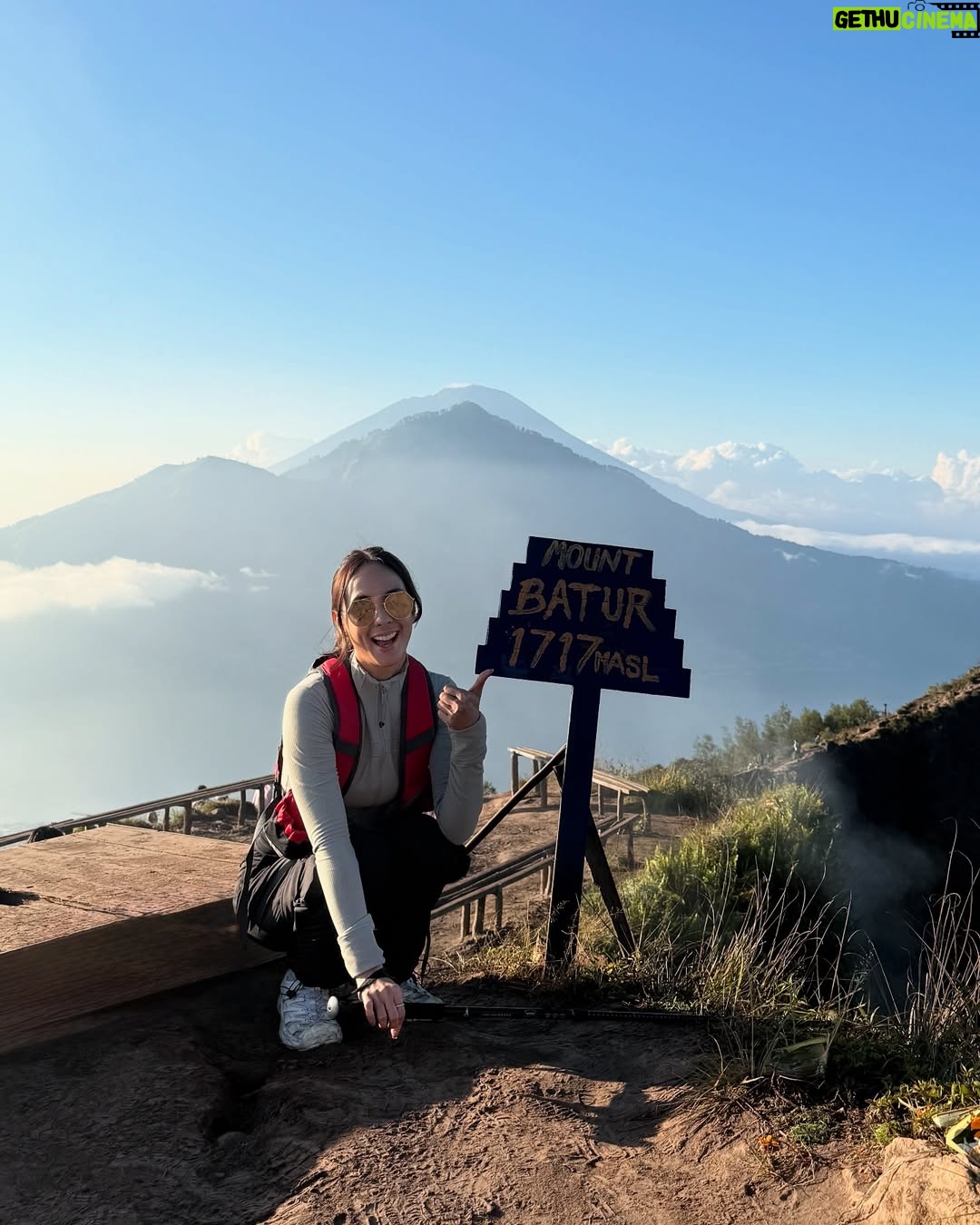 Nasya Marcella - 3 Likes - Pelan-pelan ke checklist lagi daftar Gunung yang sudah di daki 🌄

Gunung Batur ini nggak susah sih tapi buat aku yang suka sesek kalo berangkat nya dari subuh untuk liat sunrise, punya tantangan tersendiri. Kira2 2,5 jam dari penginapan (Toteme Glamping) untuk sampai summit. Perjalanan dibantu oleh @gunungbaturtrekking yang menyiapkan alat2 nya serta sarapan diatas ☺️ 

Diatas juga ketemu beberapa monyet baik 🐒🐒🐒