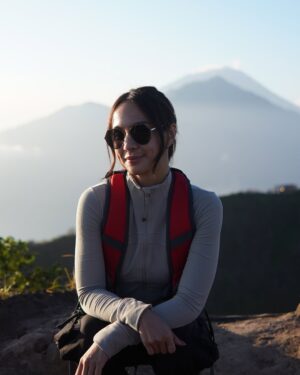 Nasya Marcella Instagram - Pelan-pelan ke checklist lagi daftar Gunung yang sudah di daki 🌄
Gunung Batur ini nggak susah sih tapi buat aku yang suka sesek kalo berangkat nya dari subuh untuk liat sunrise, punya tantangan tersendiri. Kira2 2,5 jam dari penginapan (Toteme Glamping) untuk sampai summit. Perjalanan dibantu oleh @gunungbaturtrekking yang menyiapkan alat2 nya serta sarapan diatas ☺️
Diatas juga ketemu beberapa monyet baik 🐒🐒🐒