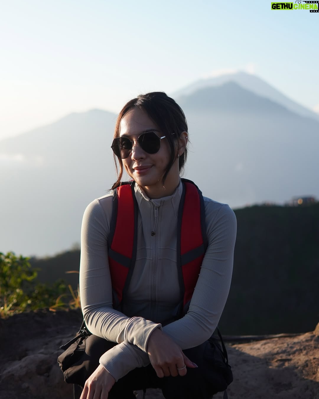 Nasya Marcella - 3 Likes - Pelan-pelan ke checklist lagi daftar Gunung yang sudah di daki 🌄

Gunung Batur ini nggak susah sih tapi buat aku yang suka sesek kalo berangkat nya dari subuh untuk liat sunrise, punya tantangan tersendiri. Kira2 2,5 jam dari penginapan (Toteme Glamping) untuk sampai summit. Perjalanan dibantu oleh @gunungbaturtrekking yang menyiapkan alat2 nya serta sarapan diatas ☺️ 

Diatas juga ketemu beberapa monyet baik 🐒🐒🐒