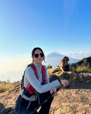Nasya Marcella Instagram - Pelan-pelan ke checklist lagi daftar Gunung yang sudah di daki 🌄
Gunung Batur ini nggak susah sih tapi buat aku yang suka sesek kalo berangkat nya dari subuh untuk liat sunrise, punya tantangan tersendiri. Kira2 2,5 jam dari penginapan (Toteme Glamping) untuk sampai summit. Perjalanan dibantu oleh @gunungbaturtrekking yang menyiapkan alat2 nya serta sarapan diatas ☺️
Diatas juga ketemu beberapa monyet baik 🐒🐒🐒