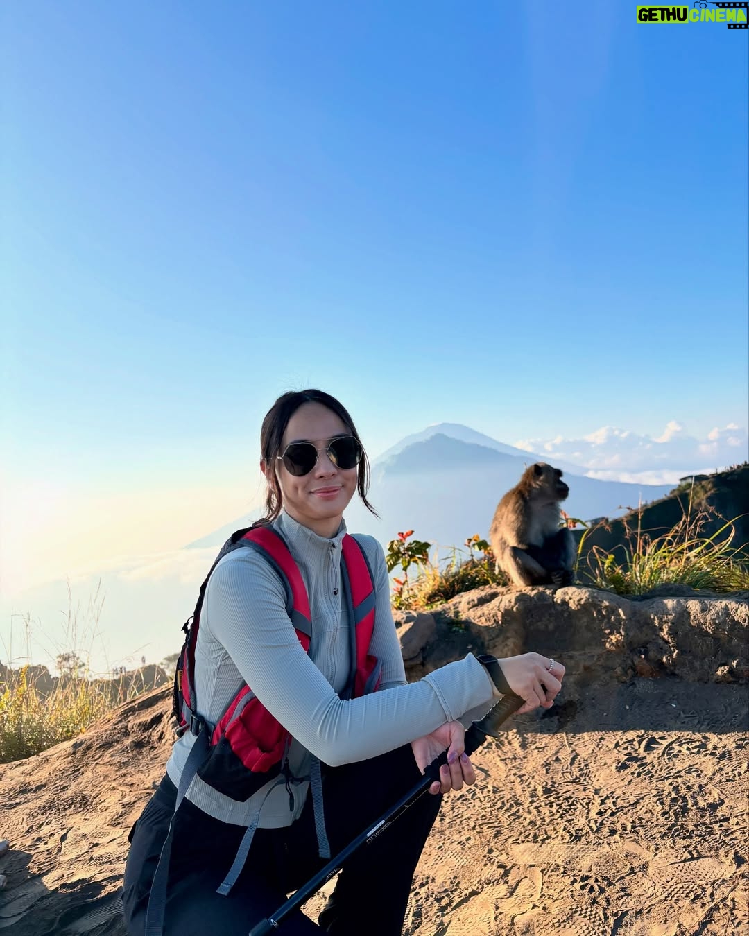 Nasya Marcella - 3 Likes - Pelan-pelan ke checklist lagi daftar Gunung yang sudah di daki 🌄

Gunung Batur ini nggak susah sih tapi buat aku yang suka sesek kalo berangkat nya dari subuh untuk liat sunrise, punya tantangan tersendiri. Kira2 2,5 jam dari penginapan (Toteme Glamping) untuk sampai summit. Perjalanan dibantu oleh @gunungbaturtrekking yang menyiapkan alat2 nya serta sarapan diatas ☺️ 

Diatas juga ketemu beberapa monyet baik 🐒🐒🐒