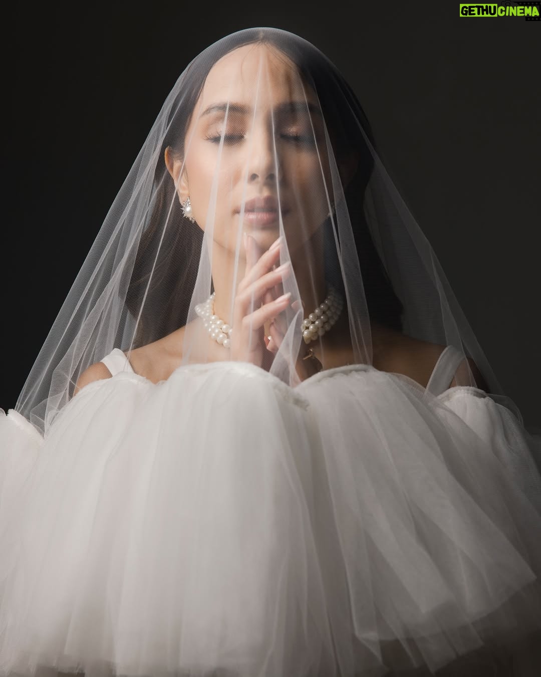 Nasya Marcella - 2.9K Likes - Timeless Contrast.
.
@nasyamarcella 
#SOLbyGerald @geraldtanu 
#SOLbyTepen @tepenjhe 
stylist @_prologdesign 
dress @cynthiatan__ 
makeup @marizajo_ 
hairdo @hairdobyaru 
studio @wavestudioid
Acc @noma_id 
Shoes @regisbridalshoes