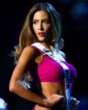 Natalia Carvajal Instagram - Somos top 10. 😭 Esa banda pesaba, pero de todo su amor. ♥️ Gracias infinitas ✨ @missuniverse