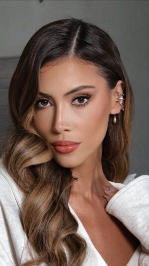 Natalia Carvajal Instagram - Una vuelta más 🥹♥️🙏
Gracias por acompañarme en este camino imperfecto, pero lleno de vida. ✨
Hair & Makeup : @maujimenez91
Cejas: @juancordero_master