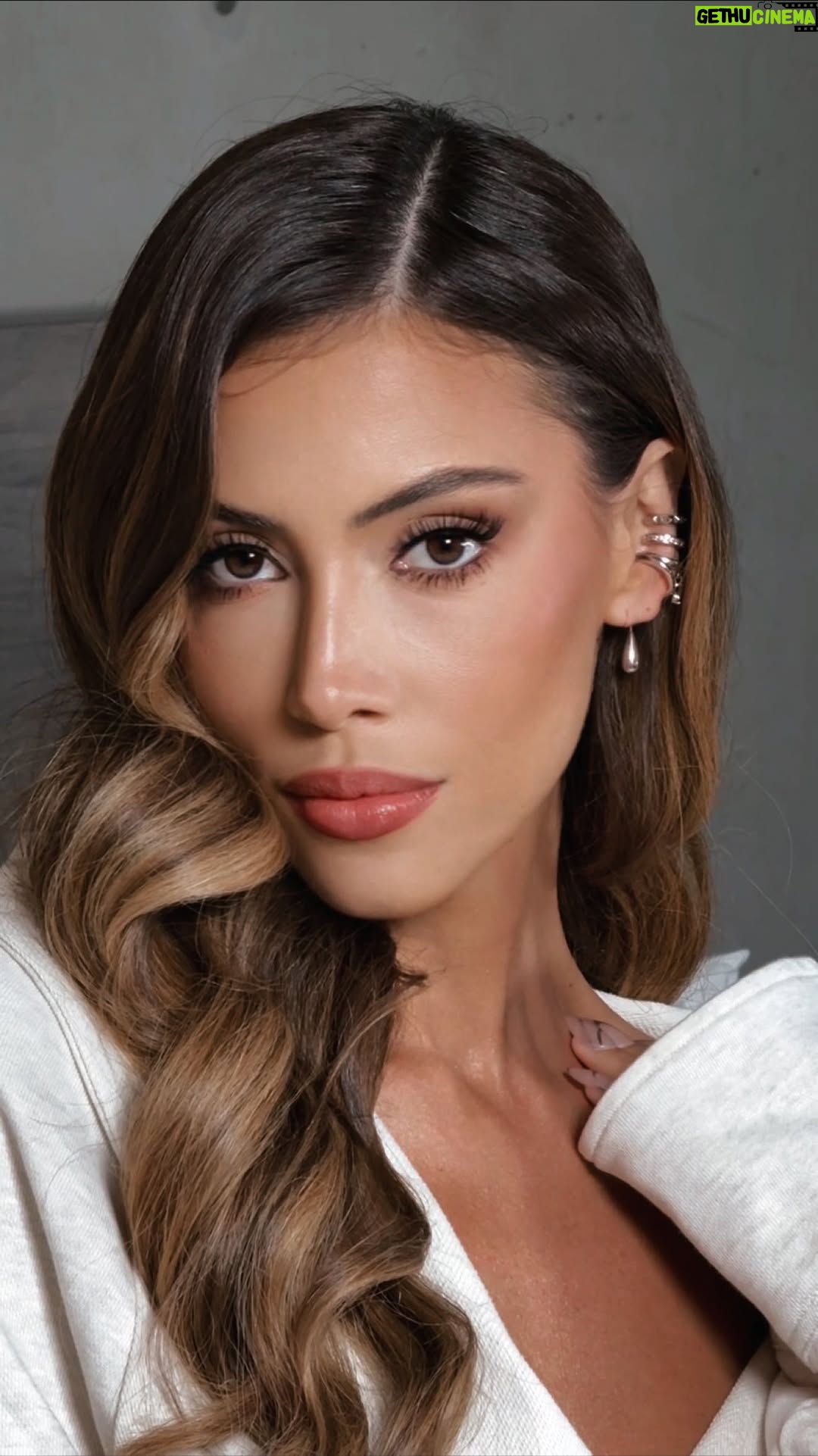 Natalia Carvajal - 3 Likes - Una vuelta más 🥹♥️🙏

Gracias por acompañarme  en este camino imperfecto, pero lleno de vida. ✨

Hair & Makeup : @maujimenez91
Cejas: @juancordero_master