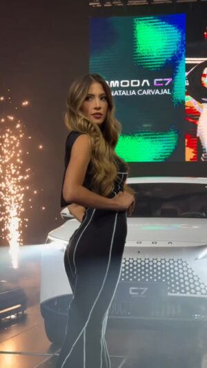 Natalia Carvajal Instagram - Mi regalo de cumpleaños llegó por adelantado 😭❤️🙏 Soy la nueva embajadora de @omoda_jaecoo_cr y voy a estrenar un C7 🔥🤯
Muchas gracias a todos los que nos acompañaron, me la pasé 💣
GRACIAAAAAS ♥️
👗: @_emeyjota
Hair and makeup: @maujimenez91