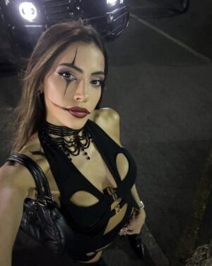 Natalia Carvajal Instagram - Ayer me quedé comiendo palomitas en pijamas, pero la semana pasada tuvimos noche de disfraces improvisados y @kalfarc sacó los talentos ocultos 🔥
Espero que la pasaran lindooo 👻