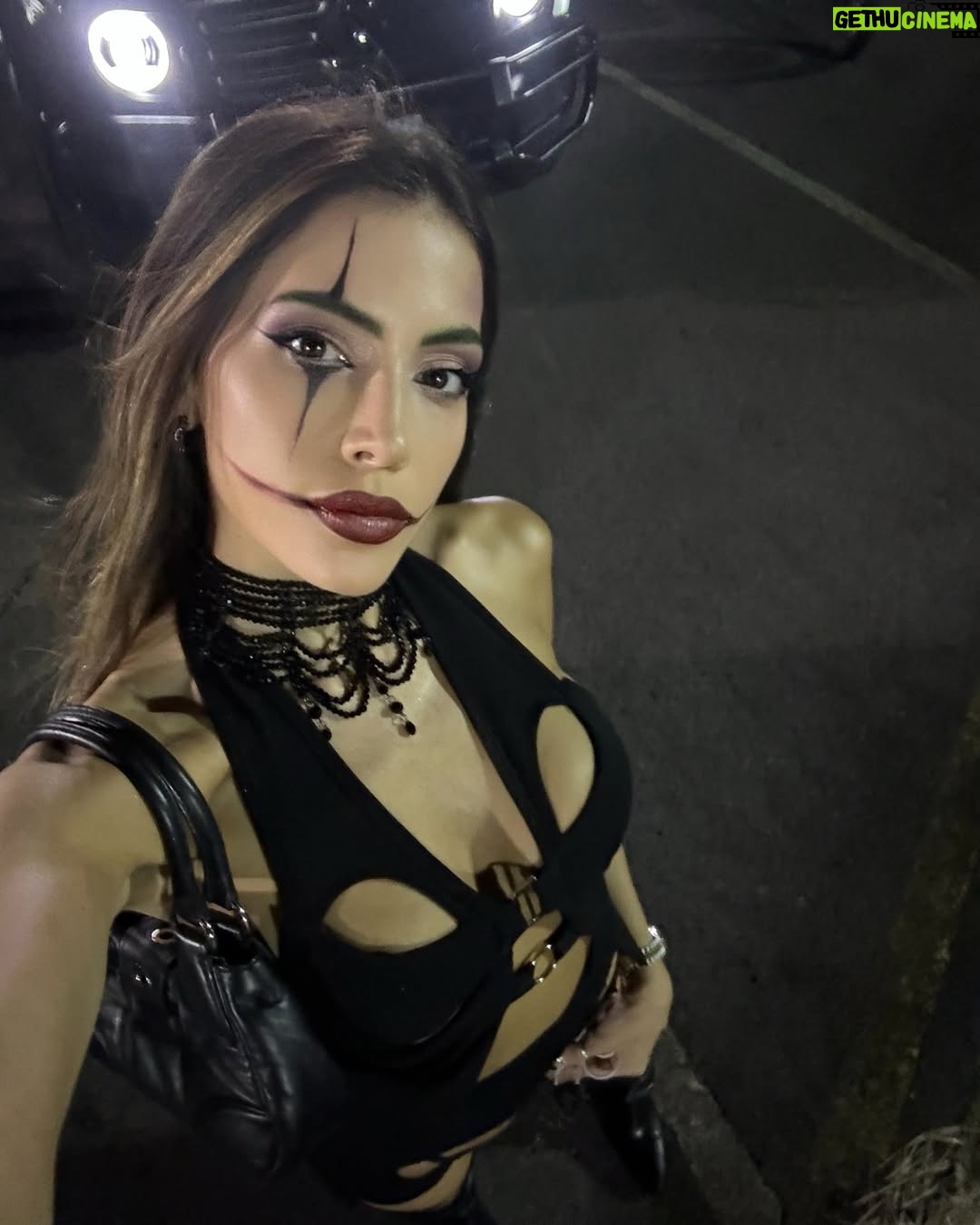 Natalia Carvajal - 9.5K Likes - Ayer me quedé comiendo palomitas en pijamas, pero la semana pasada tuvimos noche de disfraces improvisados y @kalfarc sacó los talentos ocultos 🔥 
 Espero que la pasaran lindooo 👻
