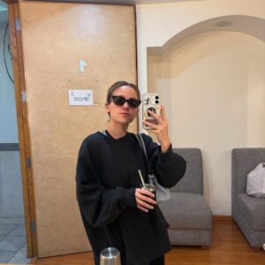 Natasha Dupeyrón Instagram - 🌼🧋🕷️🍑🔪🌶️🧃🍕 btw eran las 11:11 cuando subí el post …
Luego mi vida se pone triste y luego muy feliz y así… un sube y baja que hace bien.