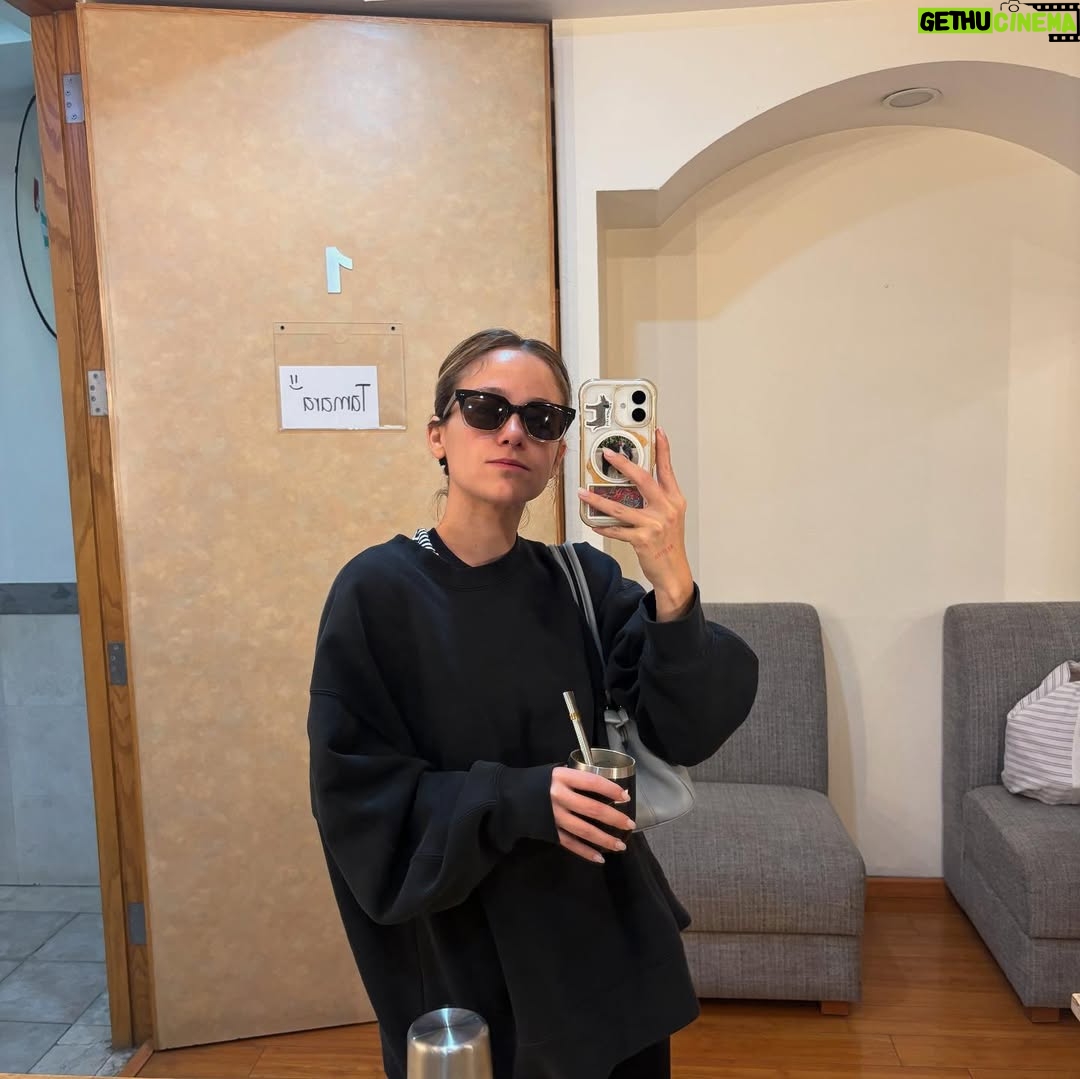 Natasha Dupeyrón - 3 Likes - 🌼🧋🕷️🍑🔪🌶️🧃🍕 btw eran las 11:11 cuando subí el post … 
Luego mi vida se pone triste y luego muy feliz y así… un sube y baja que hace bien.