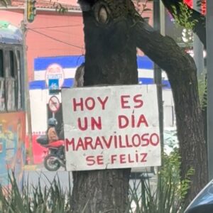 Natasha Dupeyrón Instagram - 🌼🧋🕷️🍑🔪🌶️🧃🍕 btw eran las 11:11 cuando subí el post …
Luego mi vida se pone triste y luego muy feliz y así… un sube y baja que hace bien.