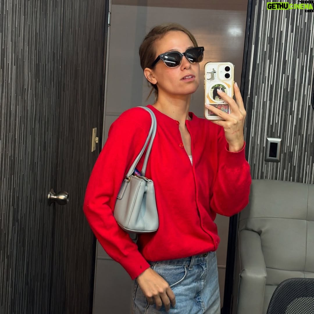 Natasha Dupeyrón - 3 Likes - Y de fondo suena … The Office :) 
🧃✨ #natyespejos