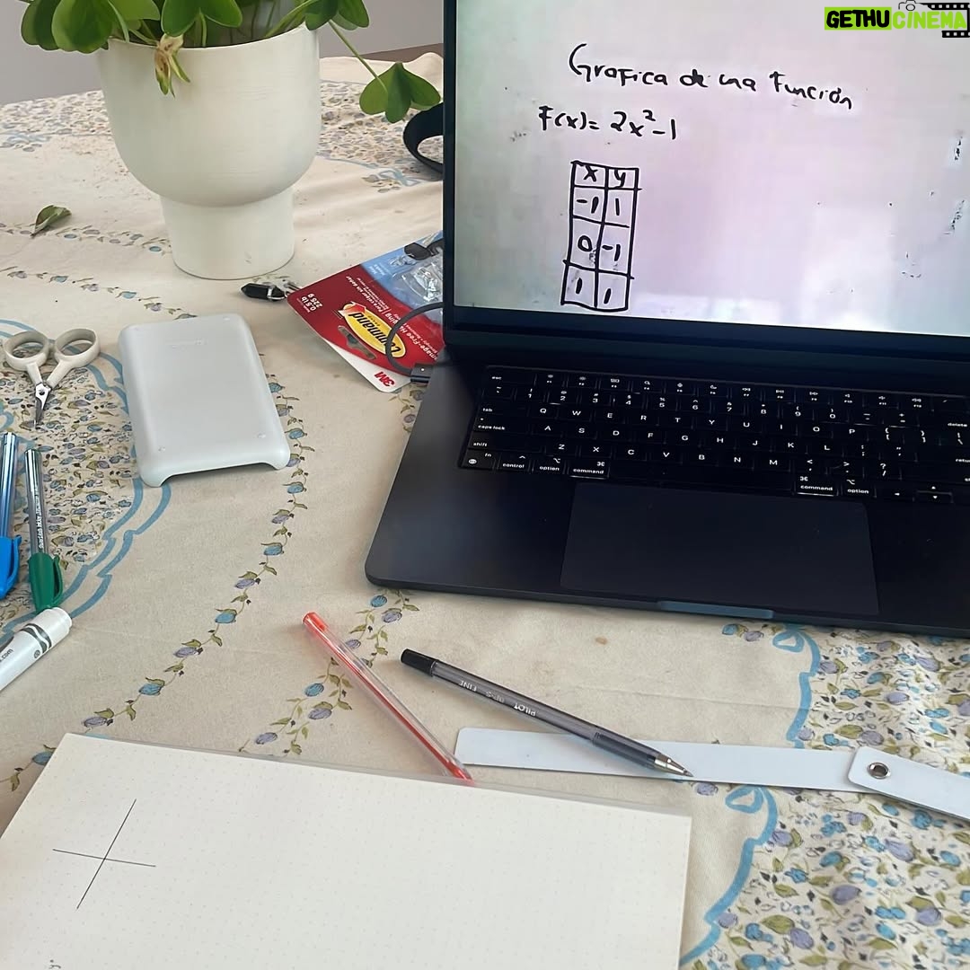 Natasha Dupeyrón - 3 Likes - Hoy recibí mi certificado de preparatoria. Con 9.5 de promedio.
¡Nunca imaginé que iba a escribir algo así! Jajaja 

Cuando era niña, no fui a la escuela. Trabajé desde muy chica, y crecí con la idea de que estudiar no era para mí. Que no podía. Que no servía para eso.
Me daba miedo estar en una reunión y que hablaran de cosas que yo no entendía.
Me daba miedo preguntar.
Me daba miedo fallar.

Intenté estudiar música una vez, con mucha ilusión. Pero no tenía la escuela terminada y no me dejaron entrar.
Y eso me dolió. 
Me sentí limitada. Sin opciones. Con una autoestima tan bajita que me convencí de que nunca iba a poder.

Pero hace un año, después de mucha terapia (jeje) me atreví. Empecé a estudiar. Me dio miedo, dejé trabajos para poder concentrarme, estudié horas, me frustré, me juzgué, me quise rendir… pero seguí.
Y algo cambió.

Me enamoré de la física. La química dejó de darme miedo. Aprendí que soy buena para las matemáticas (¡el álgebra es mi pasión!) Me emocioné con la historia, la filosofía, la psicología. Aprendí de derecho, sociología, literatura, estructura socioeconómica de México y biología. Me armé una mochila con cuadernos, plumones, prit, mi pequeña impresora, una INCREÍBLE calculadora (que lo tiene todo) y empecé a construir mi forma de aprender. Y me encantó.

Conocí a mi maestra Mónica. Una guía amorosa que me dio confianza y estructura. ( @moni_balmar te tqm✨🫶🏻🌻) 
Y por primera vez, sentí que estaba haciendo algo por y para mí.

Hoy abrazo a la Nata chiquita, y le digo:
No, no eres tonta.
Sí, vas a terminar la escuela.
Y un día vas a estar orgullosa. Como hoy.

Hoy tengo opciones.
Hoy sé que puedo.
Y sí, con todo mi corazón, lo digo fuerte: lo logré. 

Gracias a todas la apersonas que me apoyaron en este proceso. 🌻🫶🏻🌞✨♥️🔥 

¡Necesito hacer mi graduación! A FESTEJAR 👩🏻‍🎓