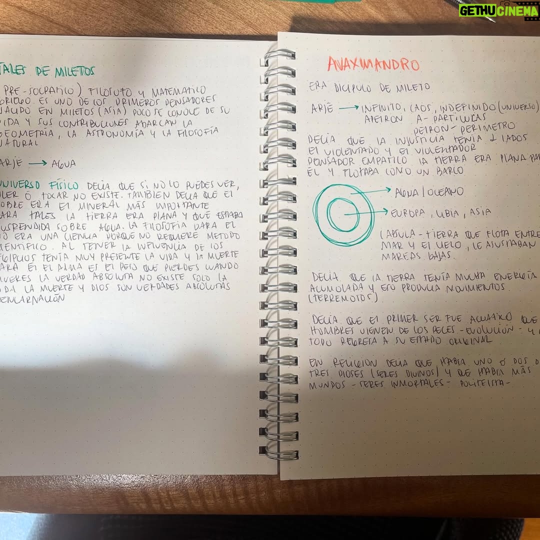 Natasha Dupeyrón - 3 Likes - Hoy recibí mi certificado de preparatoria. Con 9.5 de promedio.
¡Nunca imaginé que iba a escribir algo así! Jajaja 

Cuando era niña, no fui a la escuela. Trabajé desde muy chica, y crecí con la idea de que estudiar no era para mí. Que no podía. Que no servía para eso.
Me daba miedo estar en una reunión y que hablaran de cosas que yo no entendía.
Me daba miedo preguntar.
Me daba miedo fallar.

Intenté estudiar música una vez, con mucha ilusión. Pero no tenía la escuela terminada y no me dejaron entrar.
Y eso me dolió. 
Me sentí limitada. Sin opciones. Con una autoestima tan bajita que me convencí de que nunca iba a poder.

Pero hace un año, después de mucha terapia (jeje) me atreví. Empecé a estudiar. Me dio miedo, dejé trabajos para poder concentrarme, estudié horas, me frustré, me juzgué, me quise rendir… pero seguí.
Y algo cambió.

Me enamoré de la física. La química dejó de darme miedo. Aprendí que soy buena para las matemáticas (¡el álgebra es mi pasión!) Me emocioné con la historia, la filosofía, la psicología. Aprendí de derecho, sociología, literatura, estructura socioeconómica de México y biología. Me armé una mochila con cuadernos, plumones, prit, mi pequeña impresora, una INCREÍBLE calculadora (que lo tiene todo) y empecé a construir mi forma de aprender. Y me encantó.

Conocí a mi maestra Mónica. Una guía amorosa que me dio confianza y estructura. ( @moni_balmar te tqm✨🫶🏻🌻) 
Y por primera vez, sentí que estaba haciendo algo por y para mí.

Hoy abrazo a la Nata chiquita, y le digo:
No, no eres tonta.
Sí, vas a terminar la escuela.
Y un día vas a estar orgullosa. Como hoy.

Hoy tengo opciones.
Hoy sé que puedo.
Y sí, con todo mi corazón, lo digo fuerte: lo logré. 

Gracias a todas la apersonas que me apoyaron en este proceso. 🌻🫶🏻🌞✨♥️🔥 

¡Necesito hacer mi graduación! A FESTEJAR 👩🏻‍🎓