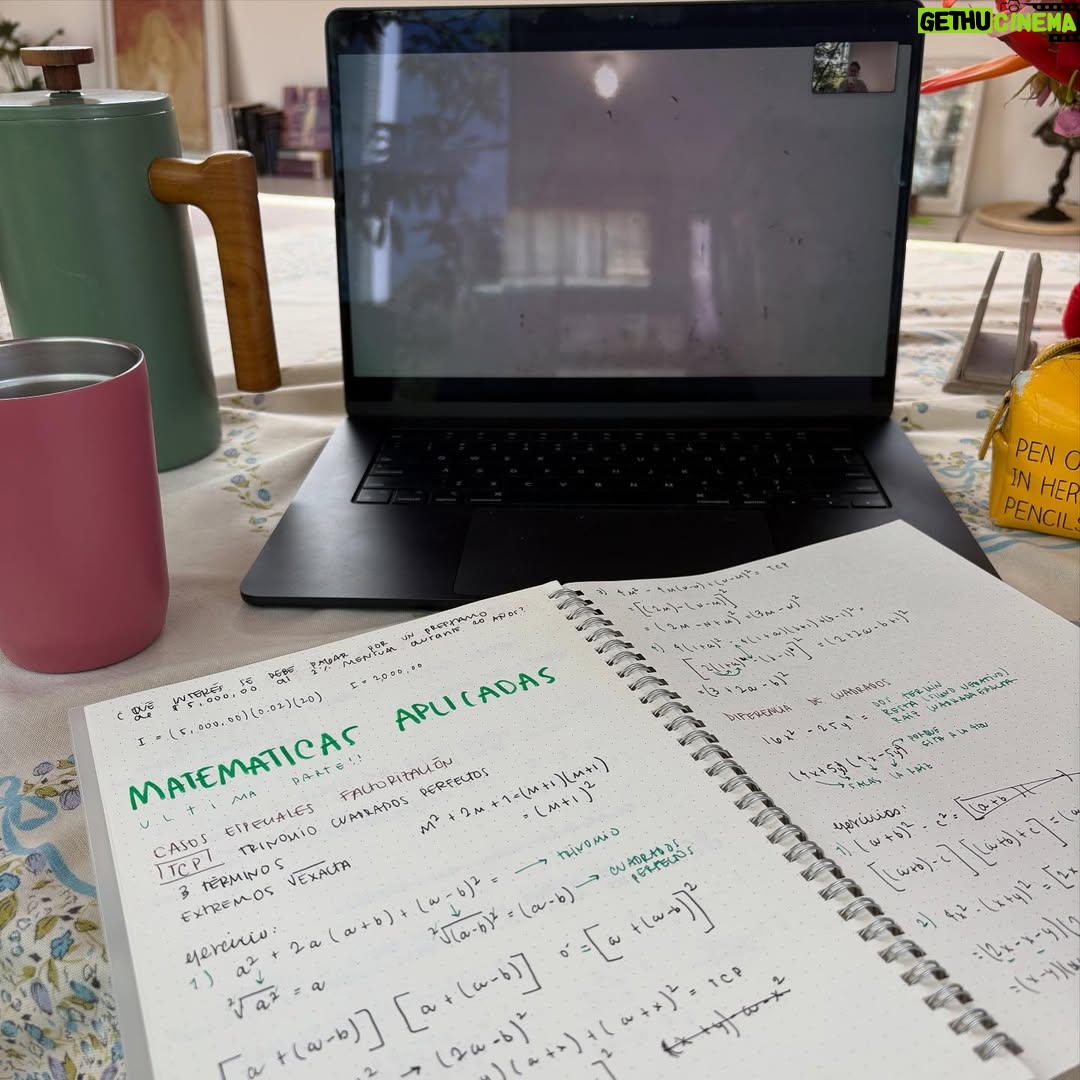 Natasha Dupeyrón - 3 Likes - Hoy recibí mi certificado de preparatoria. Con 9.5 de promedio.
¡Nunca imaginé que iba a escribir algo así! Jajaja 

Cuando era niña, no fui a la escuela. Trabajé desde muy chica, y crecí con la idea de que estudiar no era para mí. Que no podía. Que no servía para eso.
Me daba miedo estar en una reunión y que hablaran de cosas que yo no entendía.
Me daba miedo preguntar.
Me daba miedo fallar.

Intenté estudiar música una vez, con mucha ilusión. Pero no tenía la escuela terminada y no me dejaron entrar.
Y eso me dolió. 
Me sentí limitada. Sin opciones. Con una autoestima tan bajita que me convencí de que nunca iba a poder.

Pero hace un año, después de mucha terapia (jeje) me atreví. Empecé a estudiar. Me dio miedo, dejé trabajos para poder concentrarme, estudié horas, me frustré, me juzgué, me quise rendir… pero seguí.
Y algo cambió.

Me enamoré de la física. La química dejó de darme miedo. Aprendí que soy buena para las matemáticas (¡el álgebra es mi pasión!) Me emocioné con la historia, la filosofía, la psicología. Aprendí de derecho, sociología, literatura, estructura socioeconómica de México y biología. Me armé una mochila con cuadernos, plumones, prit, mi pequeña impresora, una INCREÍBLE calculadora (que lo tiene todo) y empecé a construir mi forma de aprender. Y me encantó.

Conocí a mi maestra Mónica. Una guía amorosa que me dio confianza y estructura. ( @moni_balmar te tqm✨🫶🏻🌻) 
Y por primera vez, sentí que estaba haciendo algo por y para mí.

Hoy abrazo a la Nata chiquita, y le digo:
No, no eres tonta.
Sí, vas a terminar la escuela.
Y un día vas a estar orgullosa. Como hoy.

Hoy tengo opciones.
Hoy sé que puedo.
Y sí, con todo mi corazón, lo digo fuerte: lo logré. 

Gracias a todas la apersonas que me apoyaron en este proceso. 🌻🫶🏻🌞✨♥️🔥 

¡Necesito hacer mi graduación! A FESTEJAR 👩🏻‍🎓