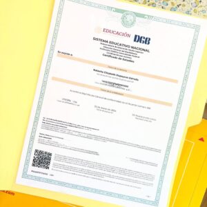 Natasha Dupeyrón Instagram - Hoy recibí mi certificado de preparatoria. Con 9.5 de promedio.
¡Nunca imaginé que iba a escribir algo así! Jajaja 

Cuando era niña, no fui a la escuela. Trabajé desde muy chica, y crecí con la idea de que estudiar no era para mí. Que no podía. Que no servía para eso.
Me daba miedo estar en una reunión y que hablaran de cosas que yo no entendía.
Me daba miedo preguntar.
Me daba miedo fallar.

Intenté estudiar música una vez, con mucha ilusión. Pero no tenía la escuela terminada y no me dejaron entrar.
Y eso me dolió. 
Me sentí limitada. Sin opciones. Con una autoestima tan bajita que me convencí de que nunca iba a poder.

Pero hace un año, después de mucha terapia (jeje) me atreví. Empecé a estudiar. Me dio miedo, dejé trabajos para poder concentrarme, estudié horas, me frustré, me juzgué, me quise rendir… pero seguí.
Y algo cambió.

Me enamoré de la física. La química dejó de darme miedo. Aprendí que soy buena para las matemáticas (¡el álgebra es mi pasión!) Me emocioné con la historia, la filosofía, la psicología. Aprendí de derecho, sociología, literatura, estructura socioeconómica de México y biología. Me armé una mochila con cuadernos, plumones, prit, mi pequeña impresora, una INCREÍBLE calculadora (que lo tiene todo) y empecé a construir mi forma de aprender. Y me encantó.

Conocí a mi maestra Mónica. Una guía amorosa que me dio confianza y estructura. ( @moni_balmar te tqm✨🫶🏻🌻) 
Y por primera vez, sentí que estaba haciendo algo por y para mí.

Hoy abrazo a la Nata chiquita, y le digo:
No, no eres tonta.
Sí, vas a terminar la escuela.
Y un día vas a estar orgullosa. Como hoy.

Hoy tengo opciones.
Hoy sé que puedo.
Y sí, con todo mi corazón, lo digo fuerte: lo logré. 

Gracias a todas la apersonas que me apoyaron en este proceso. 🌻🫶🏻🌞✨♥️🔥 

¡Necesito hacer mi graduación! A FESTEJAR 👩🏻‍🎓