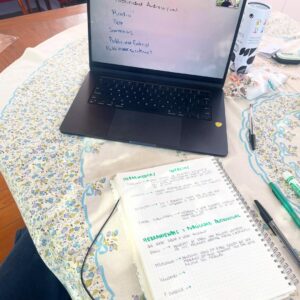 Natasha Dupeyrón Instagram - Hoy recibí mi certificado de preparatoria. Con 9.5 de promedio.
¡Nunca imaginé que iba a escribir algo así! Jajaja 

Cuando era niña, no fui a la escuela. Trabajé desde muy chica, y crecí con la idea de que estudiar no era para mí. Que no podía. Que no servía para eso.
Me daba miedo estar en una reunión y que hablaran de cosas que yo no entendía.
Me daba miedo preguntar.
Me daba miedo fallar.

Intenté estudiar música una vez, con mucha ilusión. Pero no tenía la escuela terminada y no me dejaron entrar.
Y eso me dolió. 
Me sentí limitada. Sin opciones. Con una autoestima tan bajita que me convencí de que nunca iba a poder.

Pero hace un año, después de mucha terapia (jeje) me atreví. Empecé a estudiar. Me dio miedo, dejé trabajos para poder concentrarme, estudié horas, me frustré, me juzgué, me quise rendir… pero seguí.
Y algo cambió.

Me enamoré de la física. La química dejó de darme miedo. Aprendí que soy buena para las matemáticas (¡el álgebra es mi pasión!) Me emocioné con la historia, la filosofía, la psicología. Aprendí de derecho, sociología, literatura, estructura socioeconómica de México y biología. Me armé una mochila con cuadernos, plumones, prit, mi pequeña impresora, una INCREÍBLE calculadora (que lo tiene todo) y empecé a construir mi forma de aprender. Y me encantó.

Conocí a mi maestra Mónica. Una guía amorosa que me dio confianza y estructura. ( @moni_balmar te tqm✨🫶🏻🌻) 
Y por primera vez, sentí que estaba haciendo algo por y para mí.

Hoy abrazo a la Nata chiquita, y le digo:
No, no eres tonta.
Sí, vas a terminar la escuela.
Y un día vas a estar orgullosa. Como hoy.

Hoy tengo opciones.
Hoy sé que puedo.
Y sí, con todo mi corazón, lo digo fuerte: lo logré. 

Gracias a todas la apersonas que me apoyaron en este proceso. 🌻🫶🏻🌞✨♥️🔥 

¡Necesito hacer mi graduación! A FESTEJAR 👩🏻‍🎓