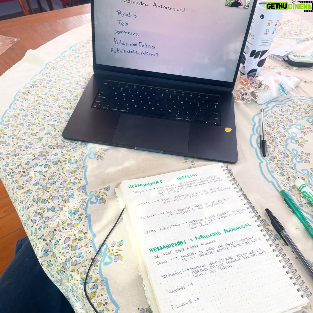 Natasha Dupeyrón - 3 Likes - Hoy recibí mi certificado de preparatoria. Con 9.5 de promedio.
¡Nunca imaginé que iba a escribir algo así! Jajaja 

Cuando era niña, no fui a la escuela. Trabajé desde muy chica, y crecí con la idea de que estudiar no era para mí. Que no podía. Que no servía para eso.
Me daba miedo estar en una reunión y que hablaran de cosas que yo no entendía.
Me daba miedo preguntar.
Me daba miedo fallar.

Intenté estudiar música una vez, con mucha ilusión. Pero no tenía la escuela terminada y no me dejaron entrar.
Y eso me dolió. 
Me sentí limitada. Sin opciones. Con una autoestima tan bajita que me convencí de que nunca iba a poder.

Pero hace un año, después de mucha terapia (jeje) me atreví. Empecé a estudiar. Me dio miedo, dejé trabajos para poder concentrarme, estudié horas, me frustré, me juzgué, me quise rendir… pero seguí.
Y algo cambió.

Me enamoré de la física. La química dejó de darme miedo. Aprendí que soy buena para las matemáticas (¡el álgebra es mi pasión!) Me emocioné con la historia, la filosofía, la psicología. Aprendí de derecho, sociología, literatura, estructura socioeconómica de México y biología. Me armé una mochila con cuadernos, plumones, prit, mi pequeña impresora, una INCREÍBLE calculadora (que lo tiene todo) y empecé a construir mi forma de aprender. Y me encantó.

Conocí a mi maestra Mónica. Una guía amorosa que me dio confianza y estructura. ( @moni_balmar te tqm✨🫶🏻🌻) 
Y por primera vez, sentí que estaba haciendo algo por y para mí.

Hoy abrazo a la Nata chiquita, y le digo:
No, no eres tonta.
Sí, vas a terminar la escuela.
Y un día vas a estar orgullosa. Como hoy.

Hoy tengo opciones.
Hoy sé que puedo.
Y sí, con todo mi corazón, lo digo fuerte: lo logré. 

Gracias a todas la apersonas que me apoyaron en este proceso. 🌻🫶🏻🌞✨♥️🔥 

¡Necesito hacer mi graduación! A FESTEJAR 👩🏻‍🎓