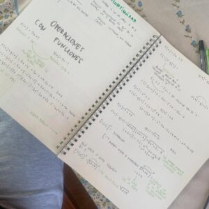 Natasha Dupeyrón Instagram - Hoy recibí mi certificado de preparatoria. Con 9.5 de promedio.
¡Nunca imaginé que iba a escribir algo así! Jajaja
Cuando era niña, no fui a la escuela. Trabajé desde muy chica, y crecí con la idea de que estudiar no era para mí. Que no podía. Que no servía para eso.
Me daba miedo estar en una reunión y que hablaran de cosas que yo no entendía.
Me daba miedo preguntar.
Me daba miedo fallar.
Intenté estudiar música una vez, con mucha ilusión. Pero no tenía la escuela terminada y no me dejaron entrar.
Y eso me dolió.
Me sentí limitada. Sin opciones. Con una autoestima tan bajita que me convencí de que nunca iba a poder.
Pero hace un año, después de mucha terapia (jeje) me atreví. Empecé a estudiar. Me dio miedo, dejé trabajos para poder concentrarme, estudié horas, me frustré, me juzgué, me quise rendir… pero seguí.
Y algo cambió.
Me enamoré de la física. La química dejó de darme miedo. Aprendí que soy buena para las matemáticas (¡el álgebra es mi pasión!) Me emocioné con la historia, la filosofía, la psicología. Aprendí de derecho, sociología, literatura, estructura socioeconómica de México y biología. Me armé una mochila con cuadernos, plumones, prit, mi pequeña impresora, una INCREÍBLE calculadora (que lo tiene todo) y empecé a construir mi forma de aprender. Y me encantó.
Conocí a mi maestra Mónica. Una guía amorosa que me dio confianza y estructura. ( @moni_balmar te tqm✨🫶🏻🌻)
Y por primera vez, sentí que estaba haciendo algo por y para mí.
Hoy abrazo a la Nata chiquita, y le digo:
No, no eres tonta.
Sí, vas a terminar la escuela.
Y un día vas a estar orgullosa. Como hoy.
Hoy tengo opciones.
Hoy sé que puedo.
Y sí, con todo mi corazón, lo digo fuerte: lo logré.
Gracias a todas la apersonas que me apoyaron en este proceso. 🌻🫶🏻🌞✨♥️🔥
¡Necesito hacer mi graduación! A FESTEJAR 👩🏻🎓