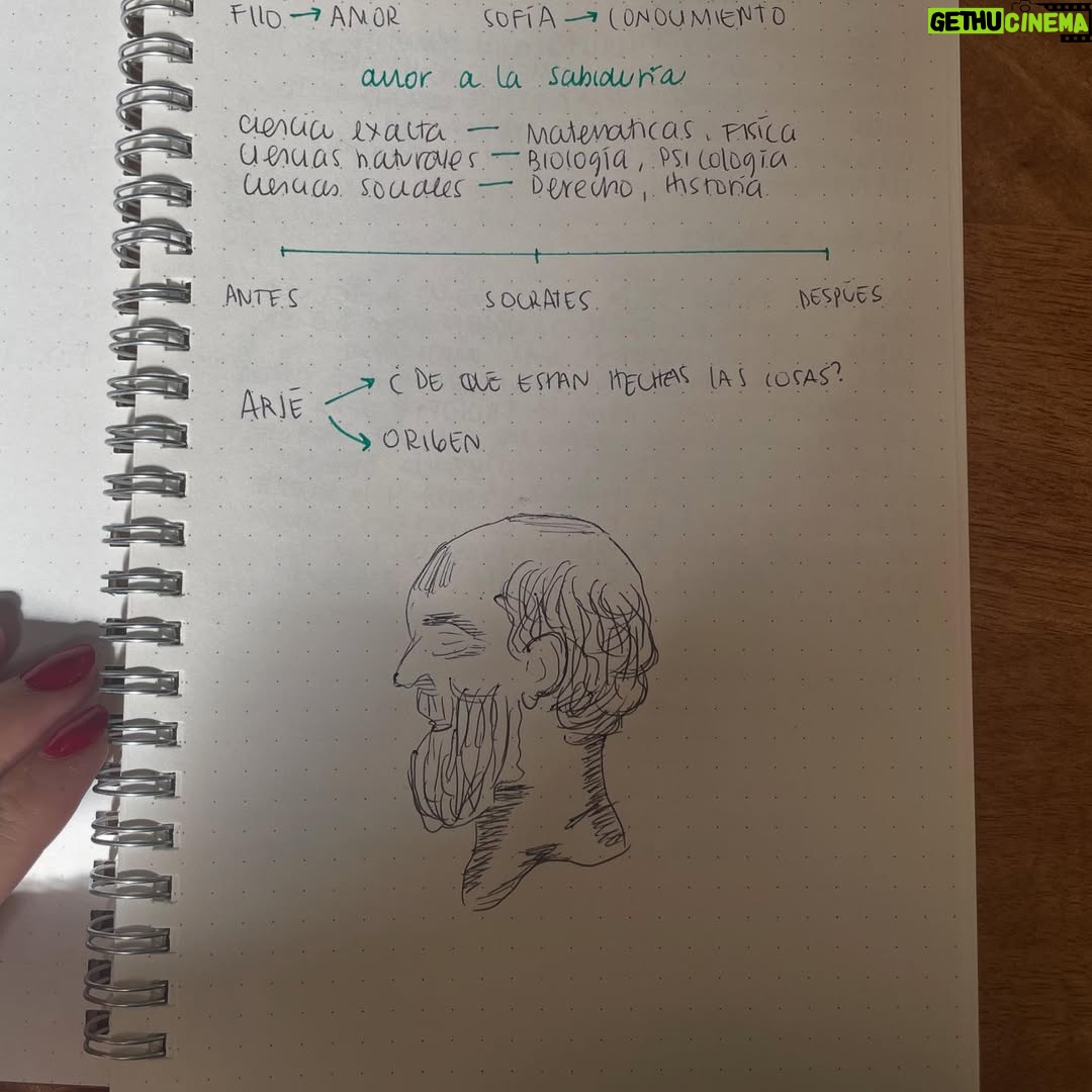 Natasha Dupeyrón - 3 Likes - Hoy recibí mi certificado de preparatoria. Con 9.5 de promedio.
¡Nunca imaginé que iba a escribir algo así! Jajaja 

Cuando era niña, no fui a la escuela. Trabajé desde muy chica, y crecí con la idea de que estudiar no era para mí. Que no podía. Que no servía para eso.
Me daba miedo estar en una reunión y que hablaran de cosas que yo no entendía.
Me daba miedo preguntar.
Me daba miedo fallar.

Intenté estudiar música una vez, con mucha ilusión. Pero no tenía la escuela terminada y no me dejaron entrar.
Y eso me dolió. 
Me sentí limitada. Sin opciones. Con una autoestima tan bajita que me convencí de que nunca iba a poder.

Pero hace un año, después de mucha terapia (jeje) me atreví. Empecé a estudiar. Me dio miedo, dejé trabajos para poder concentrarme, estudié horas, me frustré, me juzgué, me quise rendir… pero seguí.
Y algo cambió.

Me enamoré de la física. La química dejó de darme miedo. Aprendí que soy buena para las matemáticas (¡el álgebra es mi pasión!) Me emocioné con la historia, la filosofía, la psicología. Aprendí de derecho, sociología, literatura, estructura socioeconómica de México y biología. Me armé una mochila con cuadernos, plumones, prit, mi pequeña impresora, una INCREÍBLE calculadora (que lo tiene todo) y empecé a construir mi forma de aprender. Y me encantó.

Conocí a mi maestra Mónica. Una guía amorosa que me dio confianza y estructura. ( @moni_balmar te tqm✨🫶🏻🌻) 
Y por primera vez, sentí que estaba haciendo algo por y para mí.

Hoy abrazo a la Nata chiquita, y le digo:
No, no eres tonta.
Sí, vas a terminar la escuela.
Y un día vas a estar orgullosa. Como hoy.

Hoy tengo opciones.
Hoy sé que puedo.
Y sí, con todo mi corazón, lo digo fuerte: lo logré. 

Gracias a todas la apersonas que me apoyaron en este proceso. 🌻🫶🏻🌞✨♥️🔥 

¡Necesito hacer mi graduación! A FESTEJAR 👩🏻‍🎓