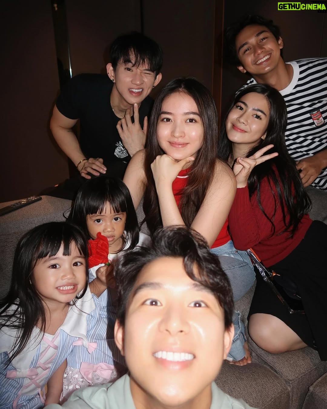 Natasha Wilona - 292.1K Likes - Hampir 9 tahun bersama mereka.. si @felicyangelista_ yg slalu ceria n batrenya gak pernah abis🥹, si @hitocaesar temen berantem yg makin bening😏, si @bellyiverzon yg receh n ngetawain org mulu 😅, & @fdphotography90 ko fandy yg paling tau makanan enak 🤤 ( abaikan muka ga makeupan kita yak jd pucet2 gitu dee🥲)