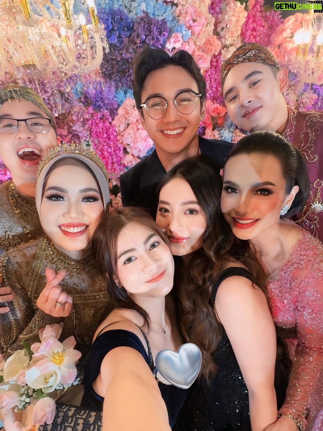 Natasha Wilona - 329.1K Likes - Happy wedding @azuraadatau & Eric! Langgeng sampai maut memisahkan ya, selamat menempuh hidup baru! Ikut bahagia liat tata ❤️🤗