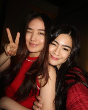 Natasha Wilona Instagram - Hampir 9 tahun bersama mereka.. si @felicyangelista_ yg slalu ceria n batrenya gak pernah abis🥹, si @hitocaesar temen berantem yg makin bening😏, si @bellyiverzon yg receh n ngetawain org mulu 😅, & @fdphotography90 ko fandy yg paling tau makanan enak 🤤 ( abaikan muka ga makeupan kita yak jd pucet2 gitu dee🥲)