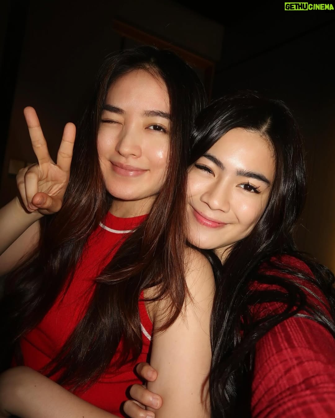 Natasha Wilona - 292.1K Likes - Hampir 9 tahun bersama mereka.. si @felicyangelista_ yg slalu ceria n batrenya gak pernah abis🥹, si @hitocaesar temen berantem yg makin bening😏, si @bellyiverzon yg receh n ngetawain org mulu 😅, & @fdphotography90 ko fandy yg paling tau makanan enak 🤤 ( abaikan muka ga makeupan kita yak jd pucet2 gitu dee🥲)