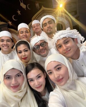 Natasha Wilona Instagram - Selamat Hari Raya Idul Fitri untuk teman2 yg merayakan.
Mohon maaf lahir & batin 🙏🏼