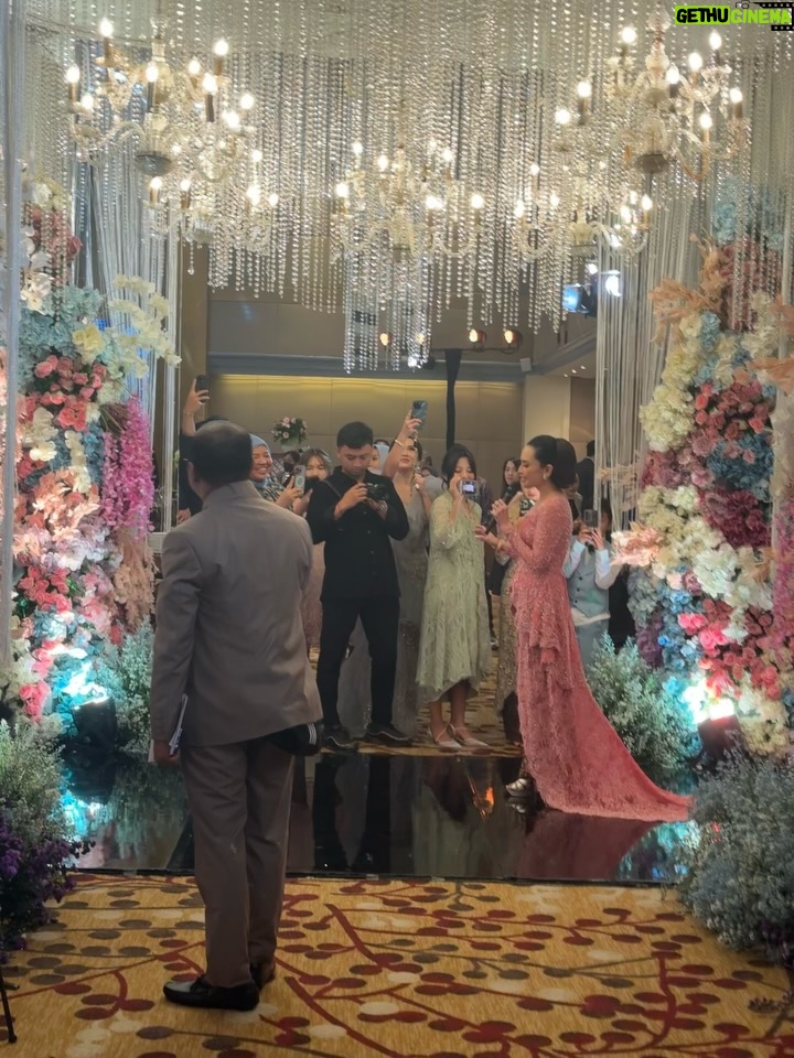 Natasha Wilona - 329.1K Likes - Happy wedding @azuraadatau & Eric! Langgeng sampai maut memisahkan ya, selamat menempuh hidup baru! Ikut bahagia liat tata ❤️🤗