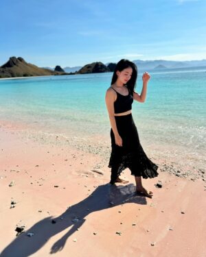 Natasha Wilona Instagram - Pink beach 💕