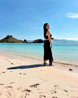 Natasha Wilona Instagram - Pink beach 💕