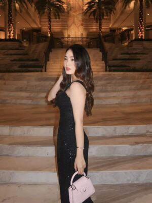 Natasha Wilona Instagram - Edisi kondangan bersama siapa lagi kalau bukan ..... 😋
Styling by @bellyiverzon 
Jumpsuit @valenciavivi