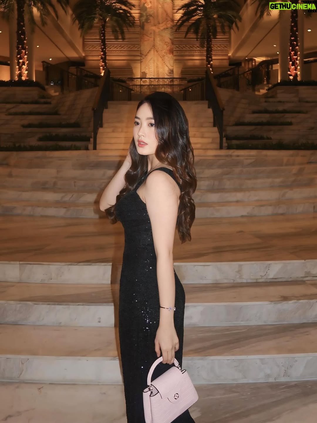 Natasha Wilona - 257.5K Likes - Edisi kondangan bersama siapa lagi kalau bukan ..... 😋
Styling by @bellyiverzon 
Jumpsuit @valenciavivi