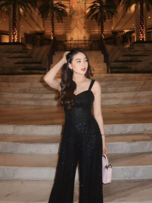 Natasha Wilona Instagram - Edisi kondangan bersama siapa lagi kalau bukan ..... 😋
Styling by @bellyiverzon 
Jumpsuit @valenciavivi