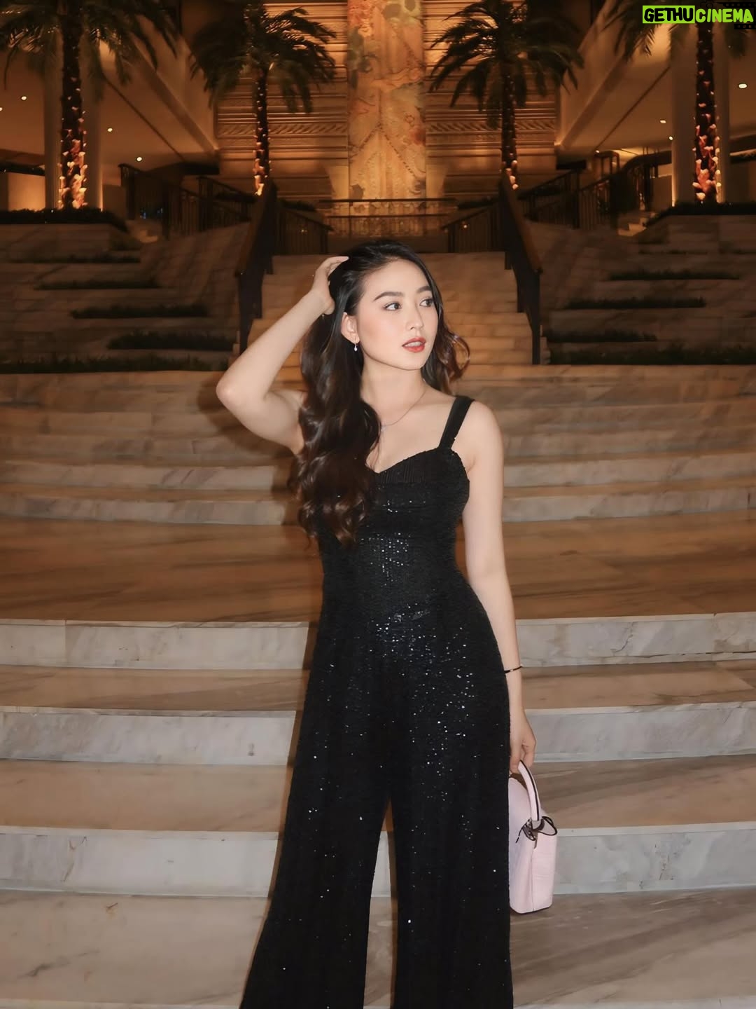 Natasha Wilona - 257.5K Likes - Edisi kondangan bersama siapa lagi kalau bukan ..... 😋
Styling by @bellyiverzon 
Jumpsuit @valenciavivi