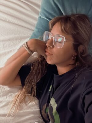 Nati Jota Instagram - El lema del viaje fue “faltan 5 minutos” porq eran pocos días -siempre las vacaciones son pocos días- y todo tenía que ser casi ya. Era gracioso hasta q un día faltaron 5 min en serio y ya estábamos en el avión. Y ni hablar ahora q ya nos pasamos en días de ese paréntesis maiamesco, esquivando sin saberlo el inicio de la ola polar en Buenos Aires. Pasó volando y a la vez sucedieron muchas cosas. Como siempre con la concepción del tiempo. Y pasaron muchas cosas porque “faltaban 5 min” y había que decir a todo q sí. Creo q eso tienen las vacaciones q uno vuelve con más cuentos que de costumbre: todo es ahora o jamás. Y nosotras elegimos siempre ahora. Salvo con el temita de dormir.