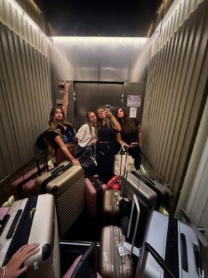 Nati Jota Instagram - El lema del viaje fue “faltan 5 minutos” porq eran pocos días -siempre las vacaciones son pocos días- y todo tenía que ser casi ya. Era gracioso hasta q un día faltaron 5 min en serio y ya estábamos en el avión. Y ni hablar ahora q ya nos pasamos en días de ese paréntesis maiamesco, esquivando sin saberlo el inicio de la ola polar en Buenos Aires. Pasó volando y a la vez sucedieron muchas cosas. Como siempre con la concepción del tiempo. Y pasaron muchas cosas porque “faltaban 5 min” y había que decir a todo q sí. Creo q eso tienen las vacaciones q uno vuelve con más cuentos que de costumbre: todo es ahora o jamás. Y nosotras elegimos siempre ahora. Salvo con el temita de dormir.