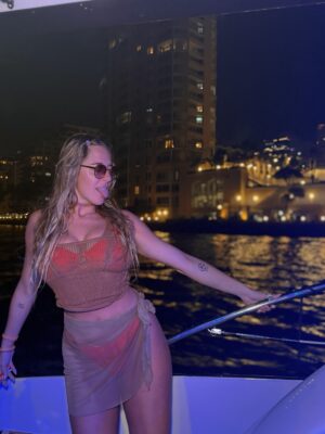 Nati Jota Instagram - El lema del viaje fue “faltan 5 minutos” porq eran pocos días -siempre las vacaciones son pocos días- y todo tenía que ser casi ya. Era gracioso hasta q un día faltaron 5 min en serio y ya estábamos en el avión. Y ni hablar ahora q ya nos pasamos en días de ese paréntesis maiamesco, esquivando sin saberlo el inicio de la ola polar en Buenos Aires. Pasó volando y a la vez sucedieron muchas cosas. Como siempre con la concepción del tiempo. Y pasaron muchas cosas porque “faltaban 5 min” y había que decir a todo q sí. Creo q eso tienen las vacaciones q uno vuelve con más cuentos que de costumbre: todo es ahora o jamás. Y nosotras elegimos siempre ahora. Salvo con el temita de dormir.