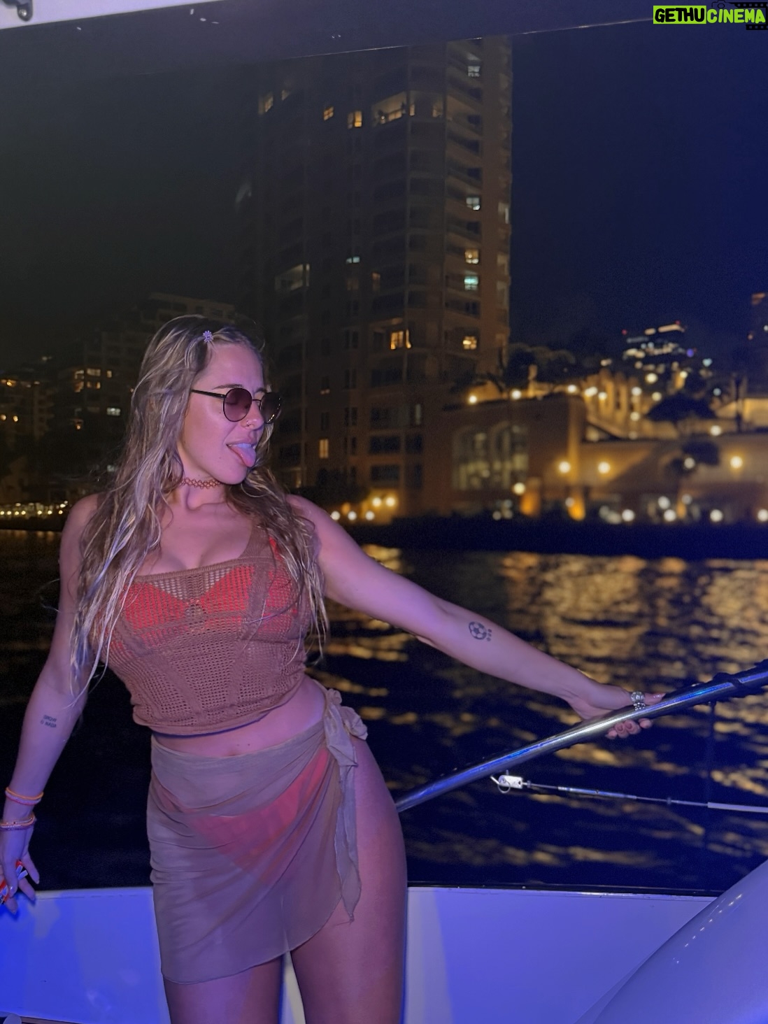 Nati Jota - 120.2K Likes - El lema del viaje fue “faltan 5 minutos” porq eran pocos días -siempre las vacaciones son pocos días- y todo tenía que ser casi ya. Era gracioso hasta q un día faltaron 5 min en serio y ya estábamos en el avión. Y ni hablar ahora q ya nos pasamos en días de ese paréntesis maiamesco, esquivando sin saberlo el inicio de la ola polar en Buenos Aires. Pasó volando y a la vez sucedieron muchas cosas. Como siempre con la concepción del tiempo. Y pasaron muchas cosas porque “faltaban 5 min” y había que decir a todo q sí. Creo q eso tienen las vacaciones q uno vuelve con más cuentos que de costumbre: todo es ahora o jamás. Y nosotras elegimos siempre ahora. Salvo con el temita de dormir.