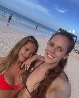 Nati Jota Instagram - hola y chau
fan n1 de esta dinámica de encontrarnos con mi hermana “en la mitad”, del año y de América, y que la posibilidad de q eso suceda haga q cada vez q nos despedimos sea menos triste xq seguro que algo se arma.