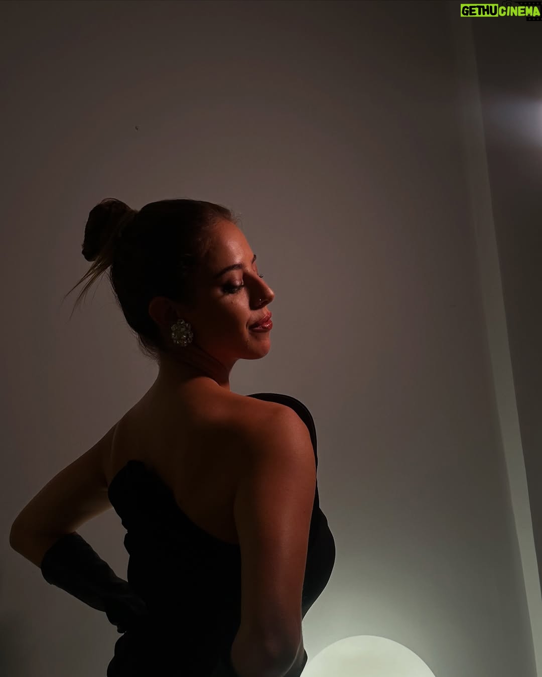 Nati Jota - 99K Likes - ⏳
de ayer en los personajes del año de @revistagenteok! siempre es lindo ser tenida en cuenta x el presente laboral para el q tanto trabajé y trabajo. y el cual me tiene muy feliz. 

estilismo e idea @andreagalantticonseils 
diseño de vestido @tschudyjavier 
pelo @hairmalambo 
makeup @rocioananda_ para @estudioveroluna 

pd: no supe qué foto elegir primera. cuál era? seguro me equivoqué