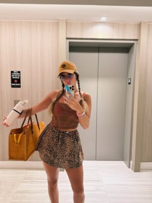 Nati Jota Instagram - El lema del viaje fue “faltan 5 minutos” porq eran pocos días -siempre las vacaciones son pocos días- y todo tenía que ser casi ya. Era gracioso hasta q un día faltaron 5 min en serio y ya estábamos en el avión. Y ni hablar ahora q ya nos pasamos en días de ese paréntesis maiamesco, esquivando sin saberlo el inicio de la ola polar en Buenos Aires. Pasó volando y a la vez sucedieron muchas cosas. Como siempre con la concepción del tiempo. Y pasaron muchas cosas porque “faltaban 5 min” y había que decir a todo q sí. Creo q eso tienen las vacaciones q uno vuelve con más cuentos que de costumbre: todo es ahora o jamás. Y nosotras elegimos siempre ahora. Salvo con el temita de dormir.