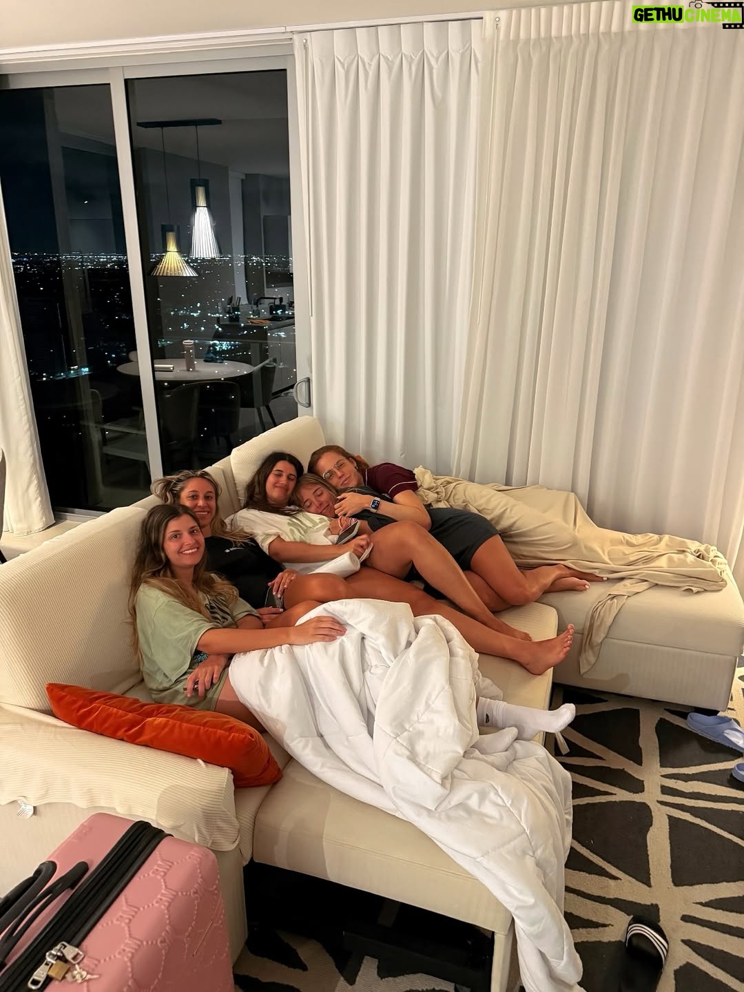 Nati Jota - 120.2K Likes - El lema del viaje fue “faltan 5 minutos” porq eran pocos días -siempre las vacaciones son pocos días- y todo tenía que ser casi ya. Era gracioso hasta q un día faltaron 5 min en serio y ya estábamos en el avión. Y ni hablar ahora q ya nos pasamos en días de ese paréntesis maiamesco, esquivando sin saberlo el inicio de la ola polar en Buenos Aires. Pasó volando y a la vez sucedieron muchas cosas. Como siempre con la concepción del tiempo. Y pasaron muchas cosas porque “faltaban 5 min” y había que decir a todo q sí. Creo q eso tienen las vacaciones q uno vuelve con más cuentos que de costumbre: todo es ahora o jamás. Y nosotras elegimos siempre ahora. Salvo con el temita de dormir.