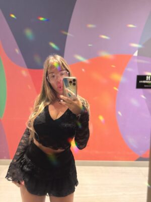 Nati Jota Instagram - El lema del viaje fue “faltan 5 minutos” porq eran pocos días -siempre las vacaciones son pocos días- y todo tenía que ser casi ya. Era gracioso hasta q un día faltaron 5 min en serio y ya estábamos en el avión. Y ni hablar ahora q ya nos pasamos en días de ese paréntesis maiamesco, esquivando sin saberlo el inicio de la ola polar en Buenos Aires. Pasó volando y a la vez sucedieron muchas cosas. Como siempre con la concepción del tiempo. Y pasaron muchas cosas porque “faltaban 5 min” y había que decir a todo q sí. Creo q eso tienen las vacaciones q uno vuelve con más cuentos que de costumbre: todo es ahora o jamás. Y nosotras elegimos siempre ahora. Salvo con el temita de dormir.